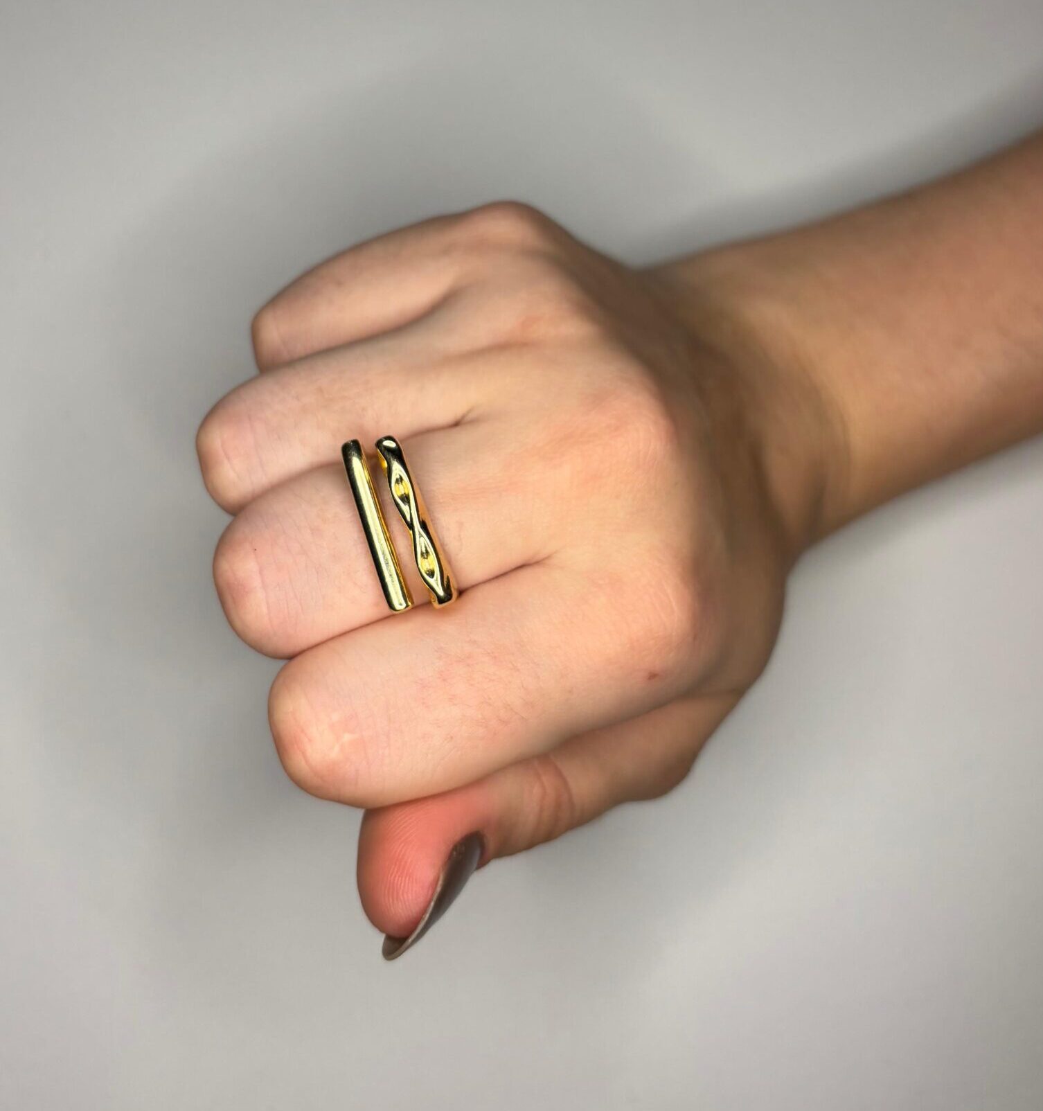 Anel quadrado liso e martelado