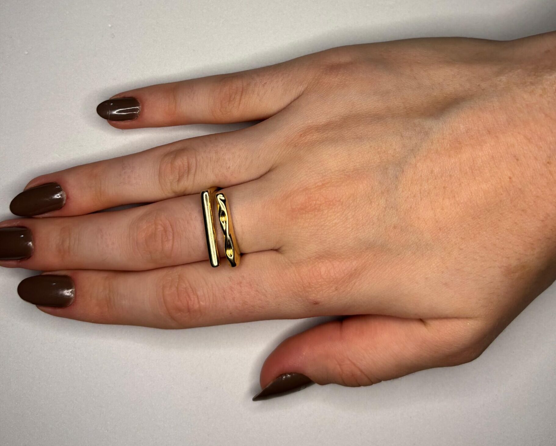 Anel quadrado liso e martelado - Imagem 2